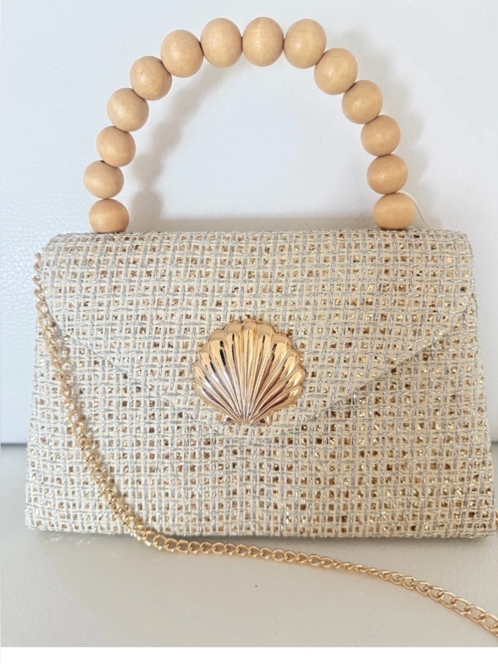 Tommy Bahama woven clutch featuring a stylish shell clasp NWT